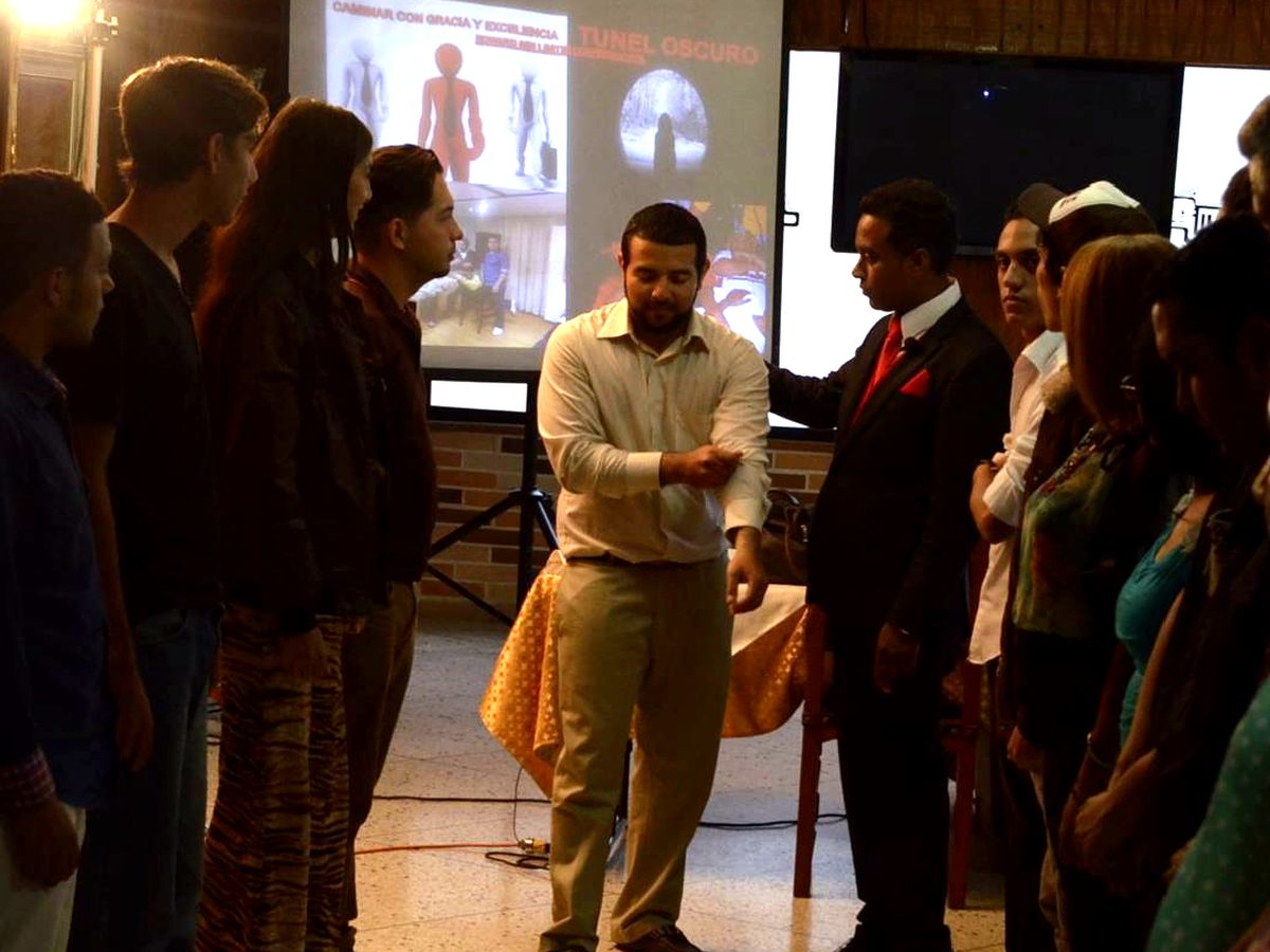 Eduardo Agüero dirigiendo un ejercicio en un taller presencial de PNL